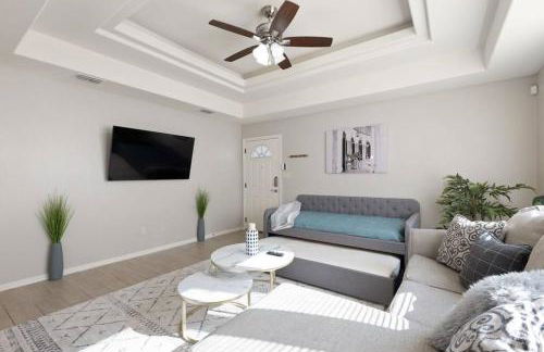 Cozy 3 Bed 2 Bath Apartment, Near Shopping Plazas, Expressway and Free Parking - Photo 8