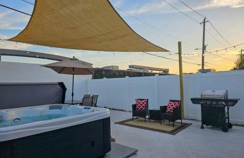 The Ruby - Hot Tub - King beds - Close to LMC - Foto 45