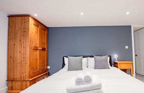 Exquisite Renovation in Central Location with Garden and Parking - Photo 48