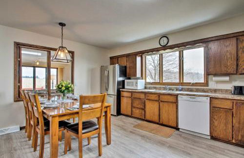 Wisconsin River Valley Farmhouse Fire Pit and View - Foto 12