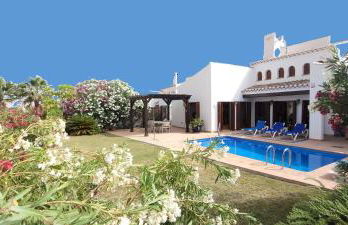 Modern 3 Bedroom Villa with Pool & Garden, Ideal for Families - Foto 15