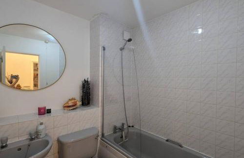 Stylish, Peaceful 2-Bed Flat with Free Parking - Foto 15