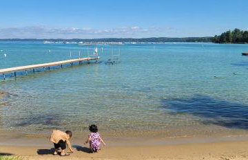 Beautiful Torch Lake House with Beach Access home - Foto 70