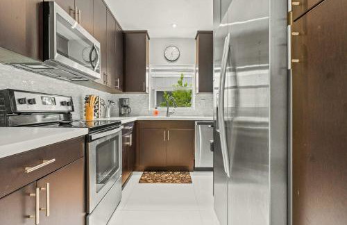 Arthaus- Fully Stocked Kitchen and Fenced Yard - Foto 21