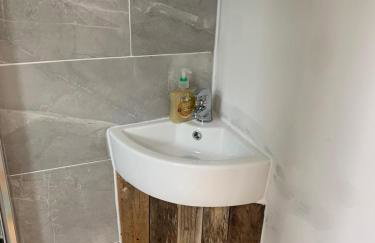 Unique Private Wood Cabin near Jurassic Coast in Dorset Countryside - Photo 15