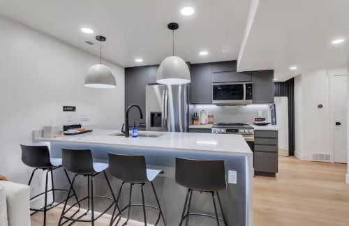 Modern LuxeDen with Private Hot Tub and Fenced Yard - Foto 11