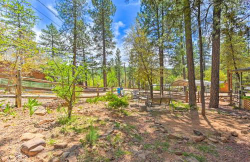 Near Hiking Trails Woodsy Pine Cabin with Fire Pit - Foto 26