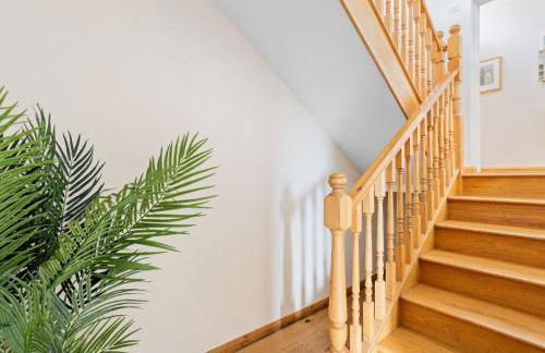 Rocket House - Large family home perched above the river - Foto 30