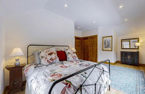 Less Than 1 Mi to Lake George! Family Retreat with Deck - Foto 31