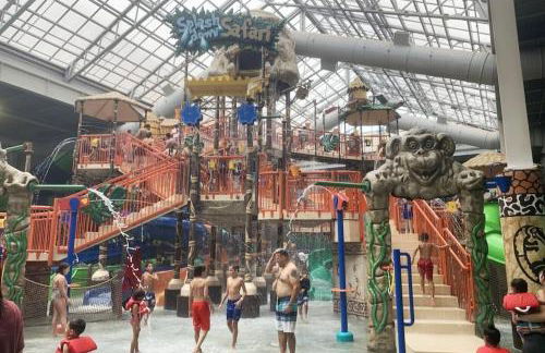 WOW!! Ultimate Pocono Retreat, Hot Tub, Game Room, Deck, Lakes, Skiing, Pools - Foto 42