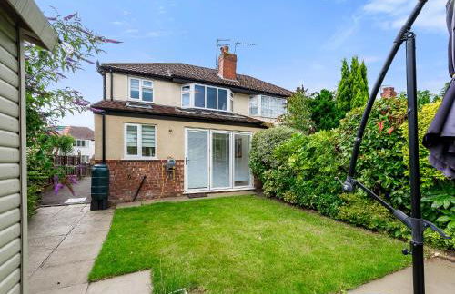 Pass The Keys Picture Perfect Haven in Didsbury Village - Free Parking & EV Station - Photo 54