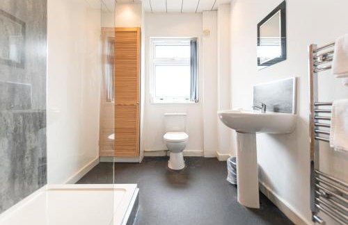 Comfy 2BR Home in Leigh Ideal for Families & Work Stays Sleeps 4 - Photo 11