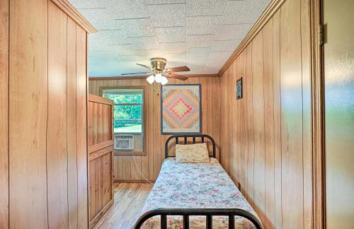 Bonfires and BBQs! Creekside Retreat in Marshall - Foto 16