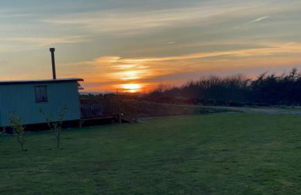 Oakley View Shepherds Hut with hot tub - Photo 26