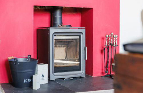 The Old Abbey Farmhouse - Stay at Quarr Abbey Monastery - Pet-Friendly Farmhouse with History & Countryside Views, surrounded by woodland & nature - Photo 15