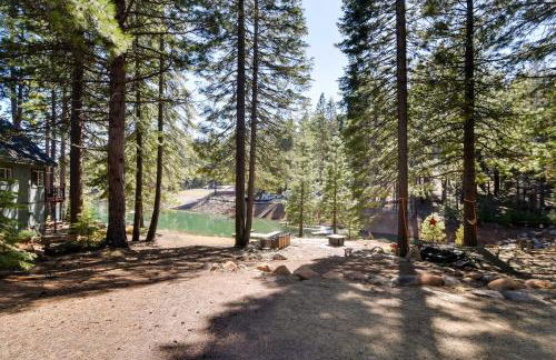 Updated Lake Almanor Retreat with Patio and Grill! - Foto 3