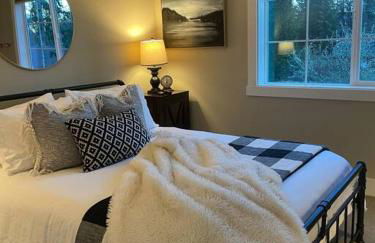 Romantic Cozy Cabin Walk to lake Hot tub Bikes Kayaks Grill - Foto 31