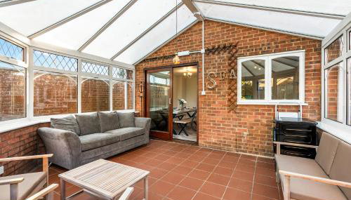 Spacious 5-Bedroom Home, Accommodates 10, Fast Free Wi-Fi & Parking Included - Foto 4