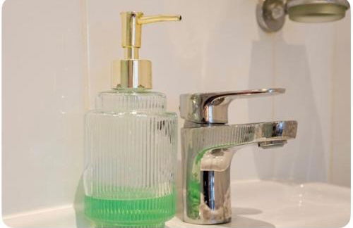 Amazing River view 2 bedroom apartment, sleeps 6, balcony and parking - Foto 76