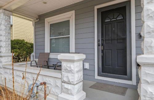 Charming Home in the Highlands W Private Backyard - Foto 40