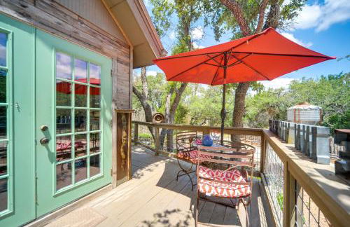Snuggle Inn Wimberley Cabin with Fire Pit and Deck - Foto 21