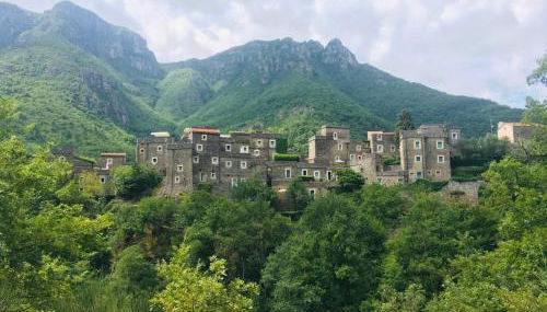 Spacious 2 bedroom condo - Photo 2