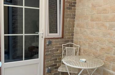 Eiffel Tower studio with patio - Foto 2