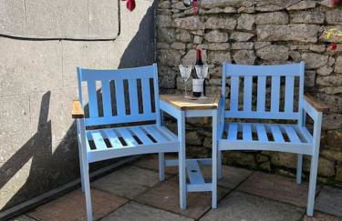 Dog Friendly Cosy Coastal Cottage with Sea Views - Photo 24