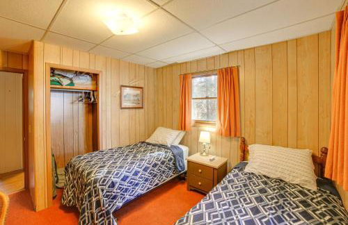 Dock and Fire Pit Lakefront Cottage in Gould City! - Foto 16