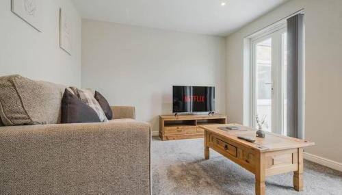 Charming House with Free Parking - Photo 2