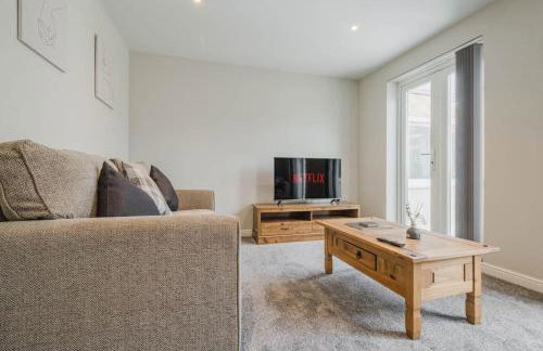 Charming House with Free Parking - Photo 2