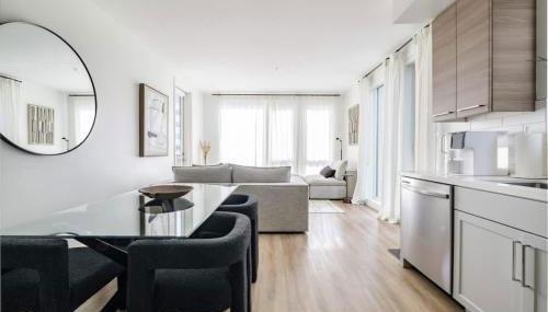 Balcony View and King Beds Walk to Golden 1 Center - Foto 2