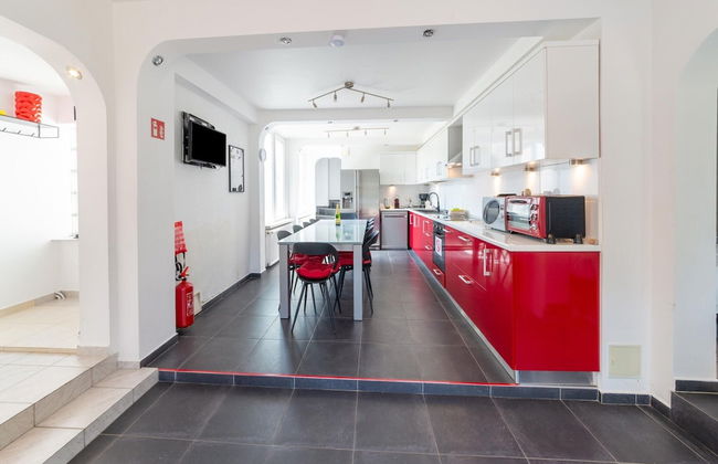 Spacious Villa With Tennis - Photo 16