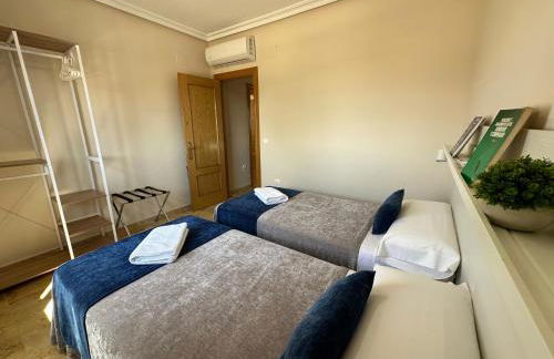 Casa grande de tres plantas con parking gratis - Foto 11