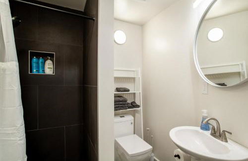 Historic Downtown Loft with Modern Flare - Foto 31