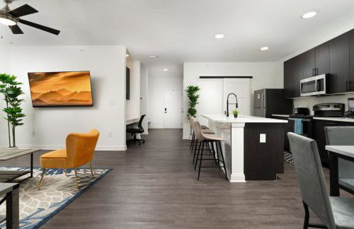 Sunrise Glow Spacious 2BR 2BA 2 King Beds Gym WFH - Foto 24