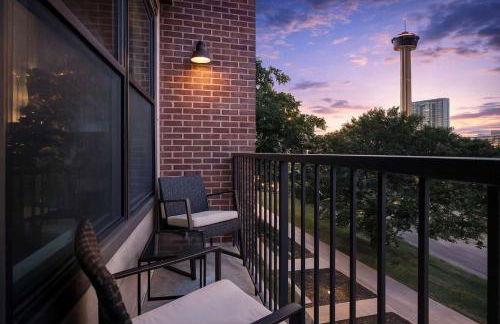 Stylish Downtown 2BR Retreat with Parking and Pool - Foto 8