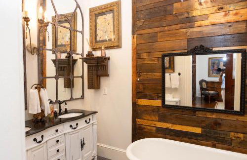 The Dollhouse - 3 Bed, 2 Bath, Walk to Downtown - Foto 22