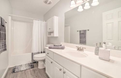 Country-Chic Home with Fire Pit, Steps to Lake! - Foto 18