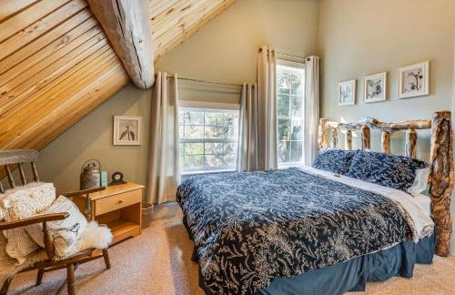 Secluded Log Cabin with Game Room and Forest Views - Foto 26