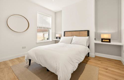 Stunning 2 Bedroom Apartments - City Centre Location, Free WiFi, Free Parking, Spacious Accommodation, Comfort and Style, Freshly Rennovated - Foto 16