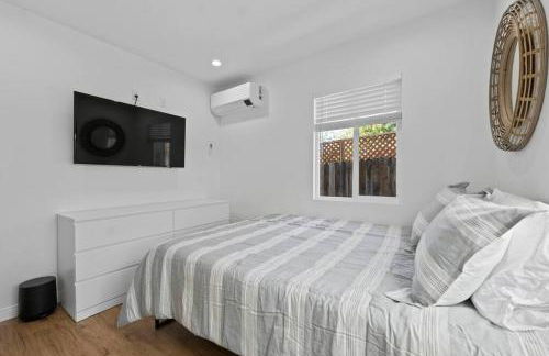 Modern Cottage, Hot Tub, Bistro Patio, Putting Green, Walk to All! - Foto 56