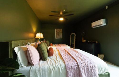 NEW Riverside Retreat with Pool - Foto 19