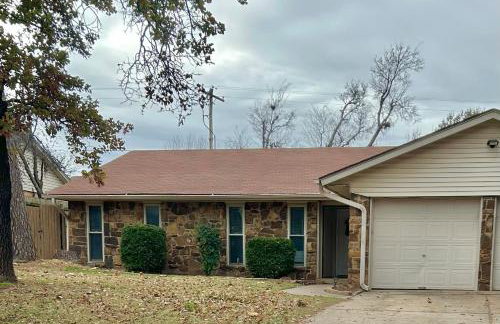 Great Edmond home, near OKC with 3 beds, Wi-fi, cold AC, and central heat, fully fenced backyard - Foto 26