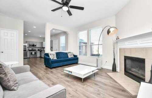 Tranquil 4-BR Oasis With Pool & Backyard Bliss! - Foto 1