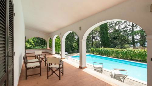 Exclusive 1970s villa with pool and garden by VacaVilla - Foto 5