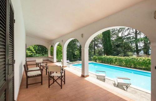 Exclusive 1970s villa with pool and garden by VacaVilla - Foto 5
