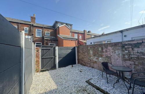 Levenshulme House - 2 Bedroom - Sleeps 6 - Free Parking & WiFi - Foto 18