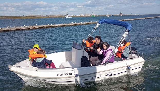 Navegando em um barco sem licença em Punta Umbría