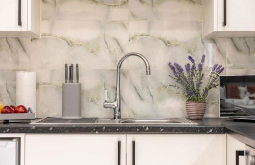 ROOMS NEAR ME - Entire place, kitchen & washroom with amenities, smart tv, fast Wifi, parking nearby - Foto 16